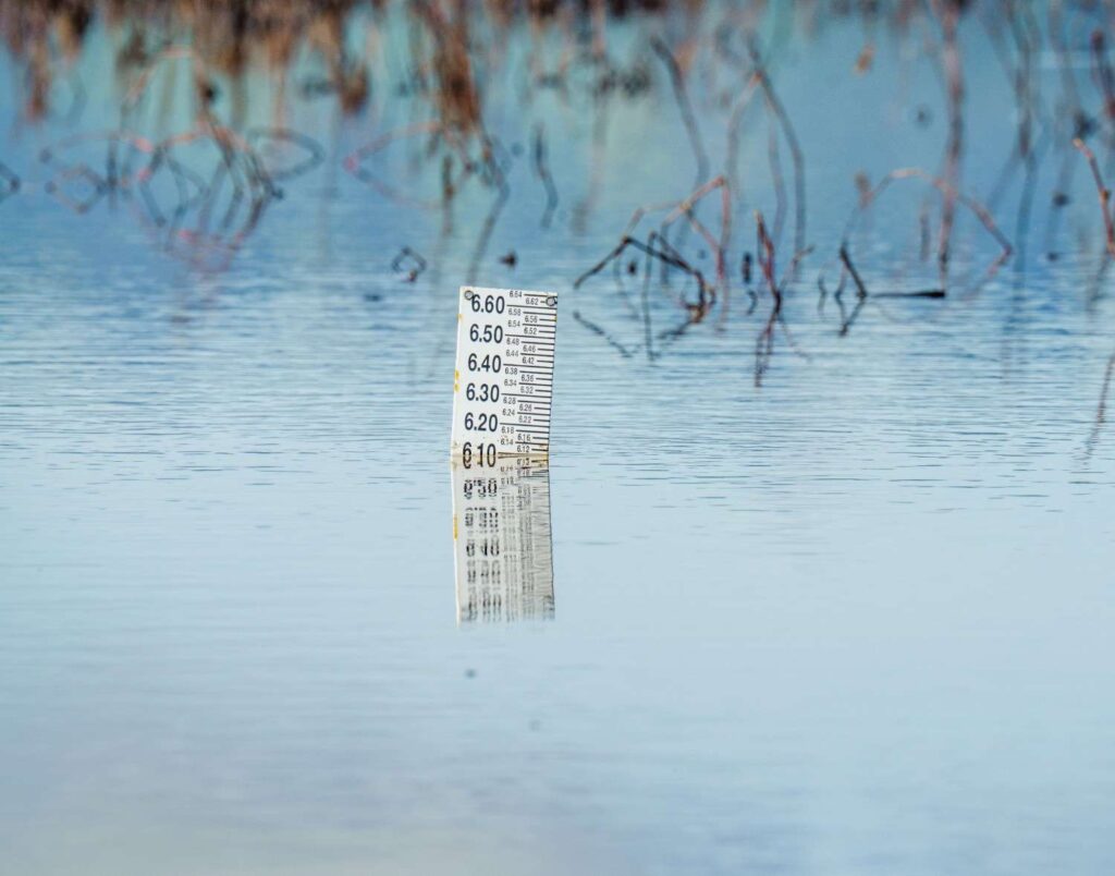 Water level measurement gauge partially submerged, showing how water levels change over time